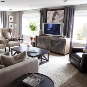 Ljudabsorberande akustiska gardiner i det ljusa vardagsrummet för att filtrera bort externt buller