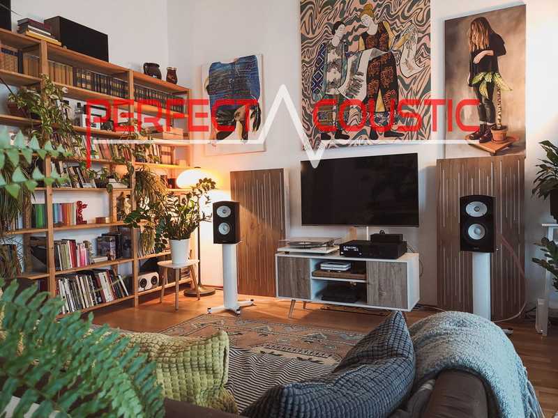 Akustikpaneler i vardagsrum med hi-fi-system och TV