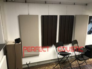 tryckt akustisk panel på väggen (2)